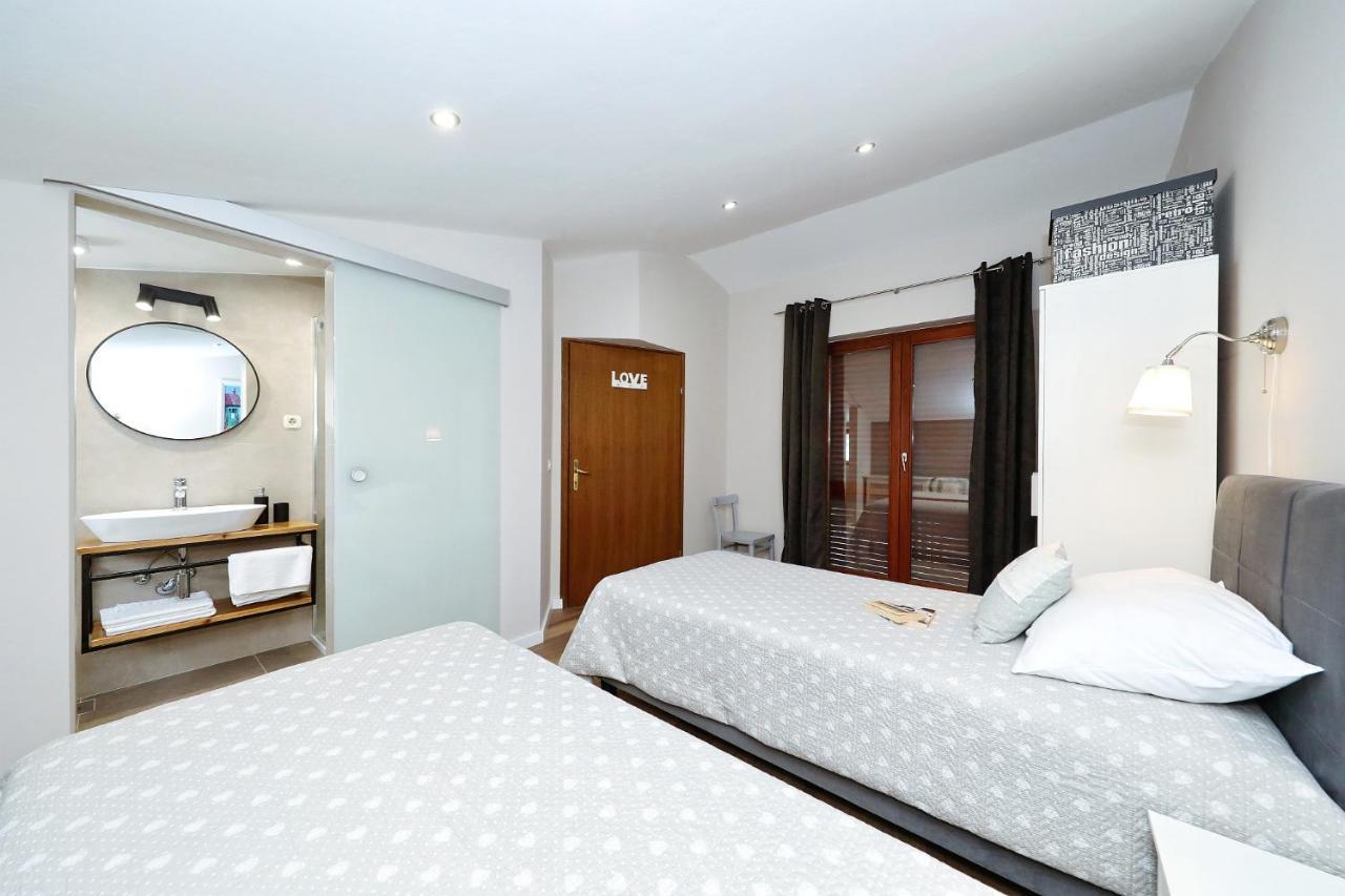 Apartments "Villa Antisin" With Heated Pool Zadar Exterior photo